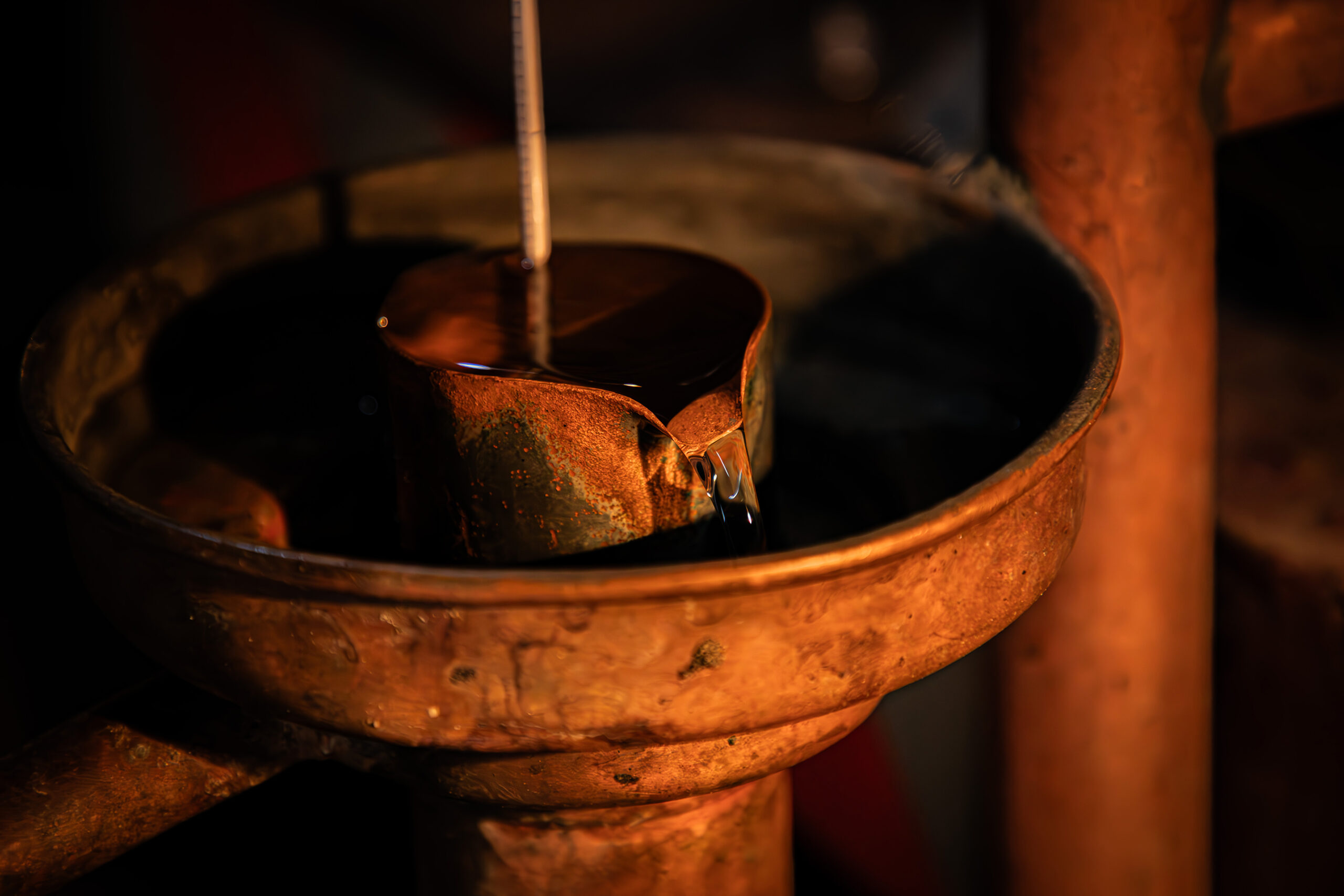 Distillation artisanale de l’Armagnac Récapet avec alambic à colonne en cuivre dans le Gers