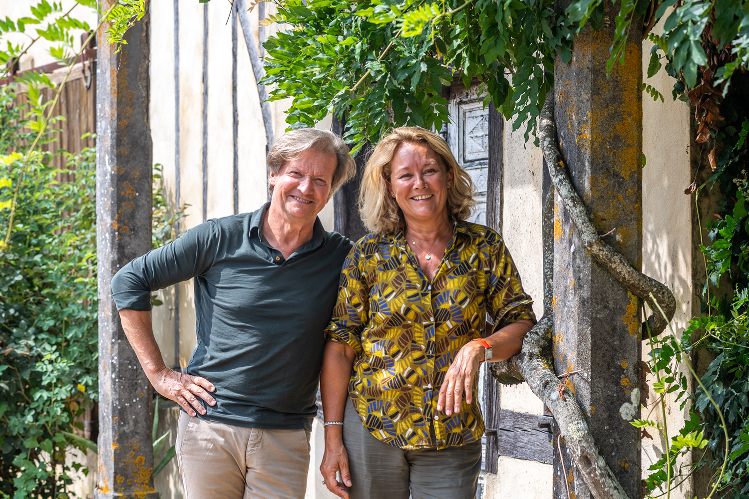 Sabine et François Lurton, créateurs de Récapet, devant le Domaine de Targuerie