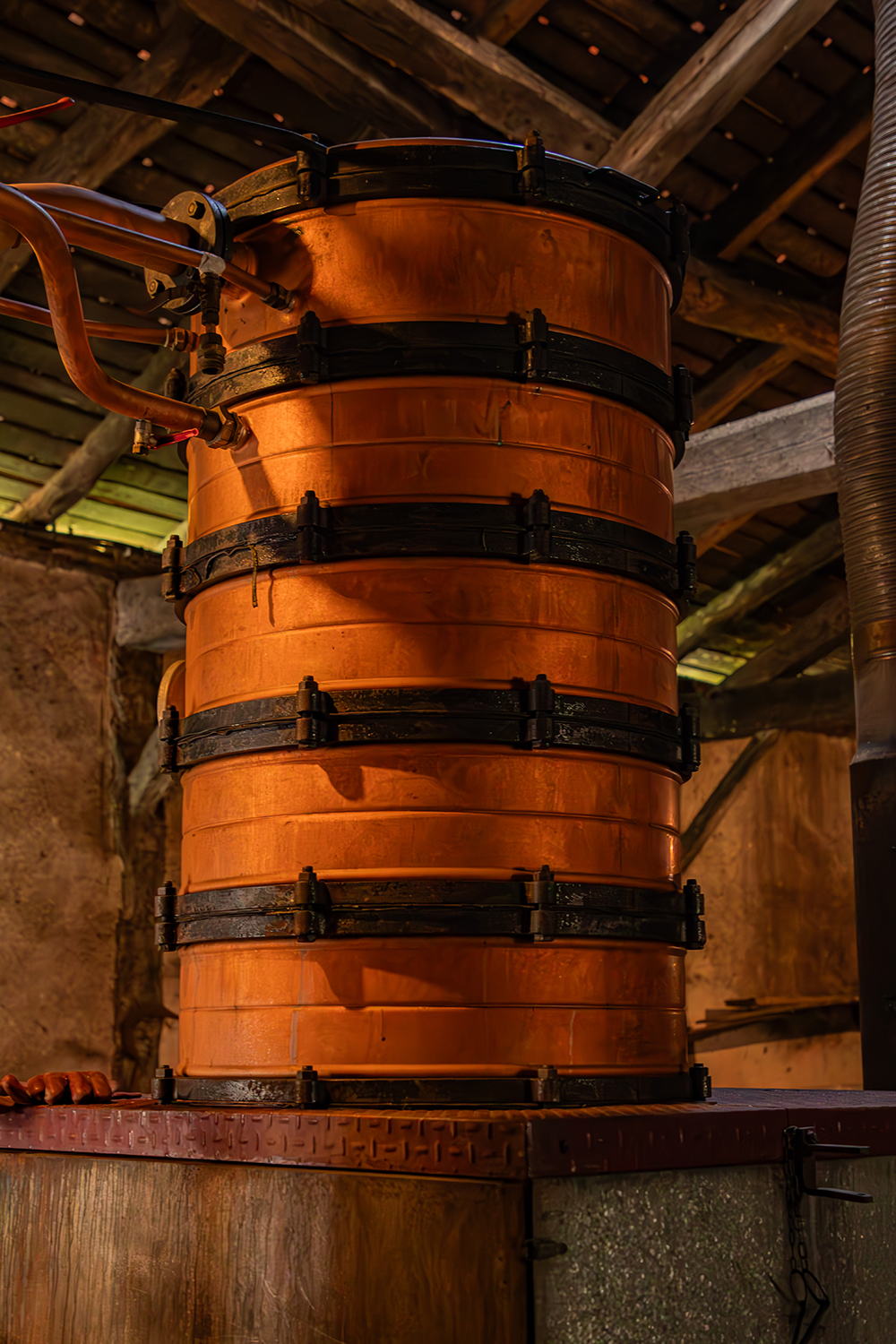 Alambic armagnacais traditionnel en cuivre utilisé pour la distillation continue de l’Armagnac.