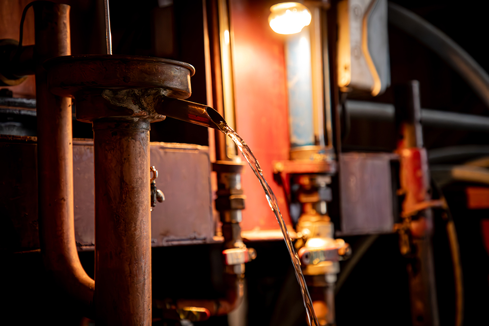 Alambic armagnacais traditionnel en cuivre utilisé pour la distillation continue d’Armagnac